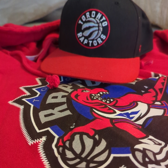 Mitchell and Ness Toronto Raptors L Hoodie and Red Black Hat Adjb Cap Gift-A-Lot - Picture 1 of 7